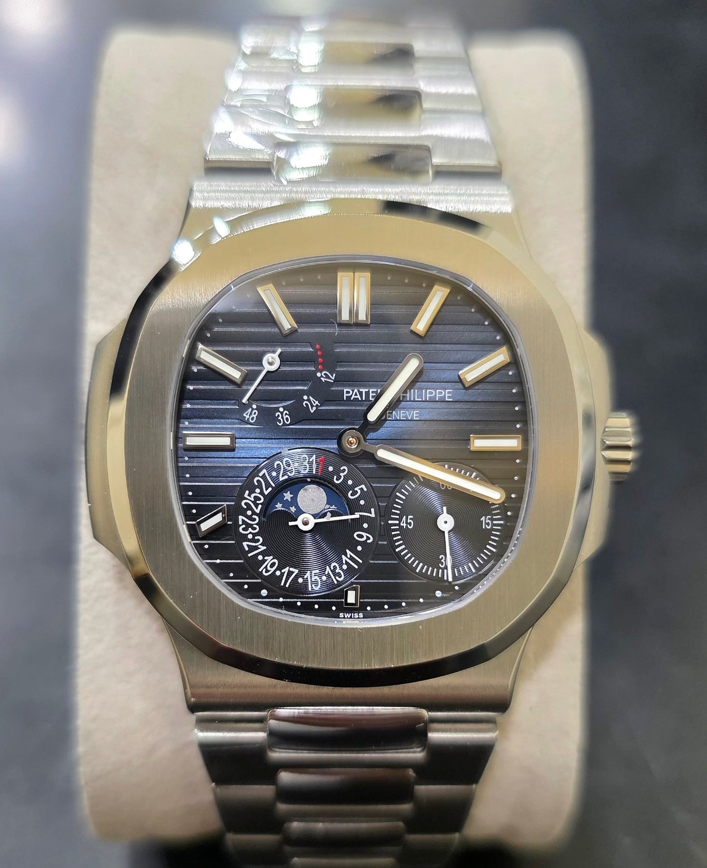 Nautilus 5712/1A-001 Moon Phase